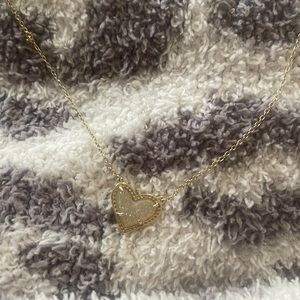 Kendra Scott Ari Heart Pendant Necklace in Iridescent Druzy🤍